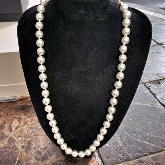 16" pearl necklace graduated from small to large - Picture 1 of 2